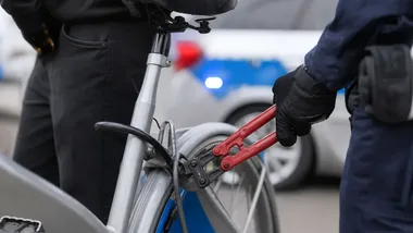 Rower zniknął sprzed sklepu, po dwóch godzinach policjanci zatrzymali podejrzanego