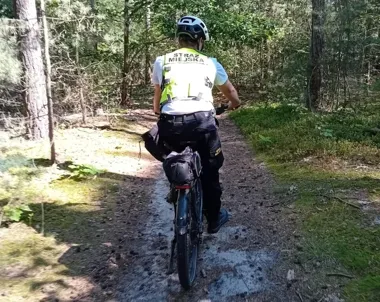Rowerowy patrol Straży Miejskiej w Kaliszu namierzył sprawcę dzikiego wysypiska