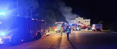 Pożar restauracji pod Kaliszem. Ogień objął piętro i dach